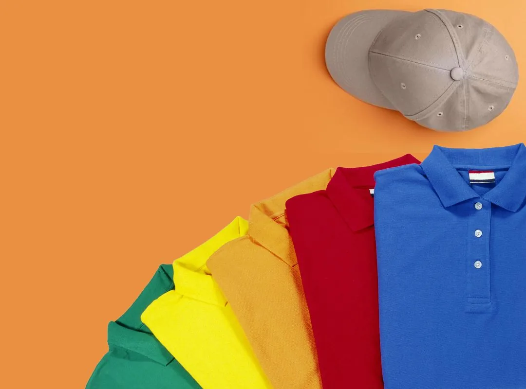 Poleras polo de colores y gorros listos para personalizar