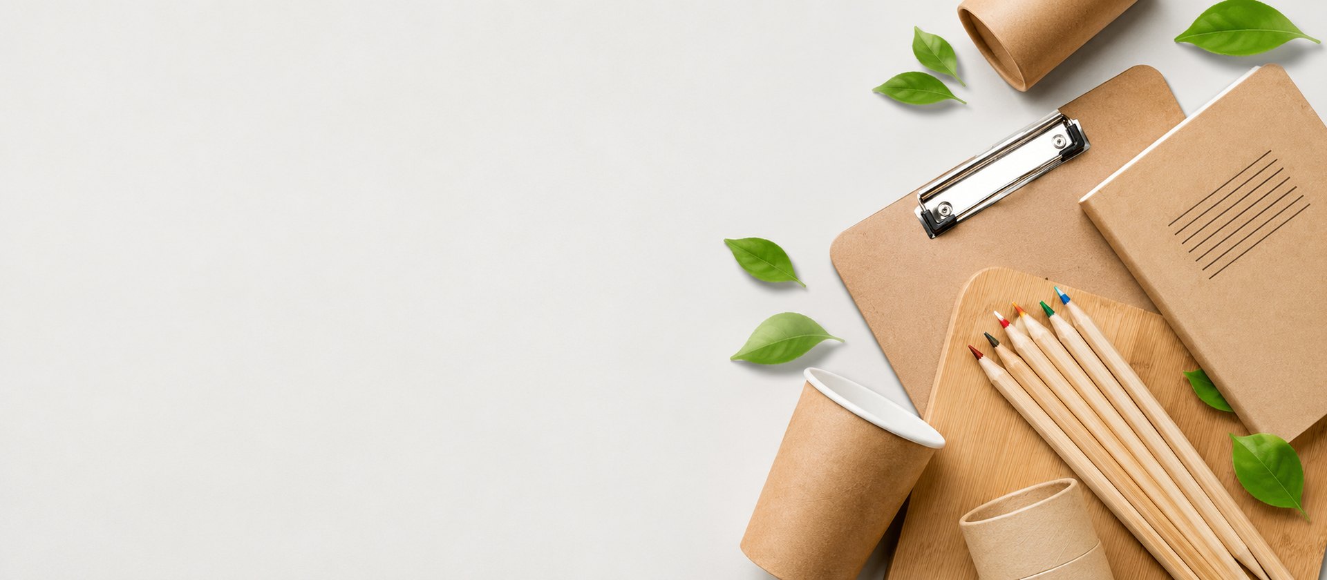 Libretas de cartón kraft, lápices de madera y vasos reciclados