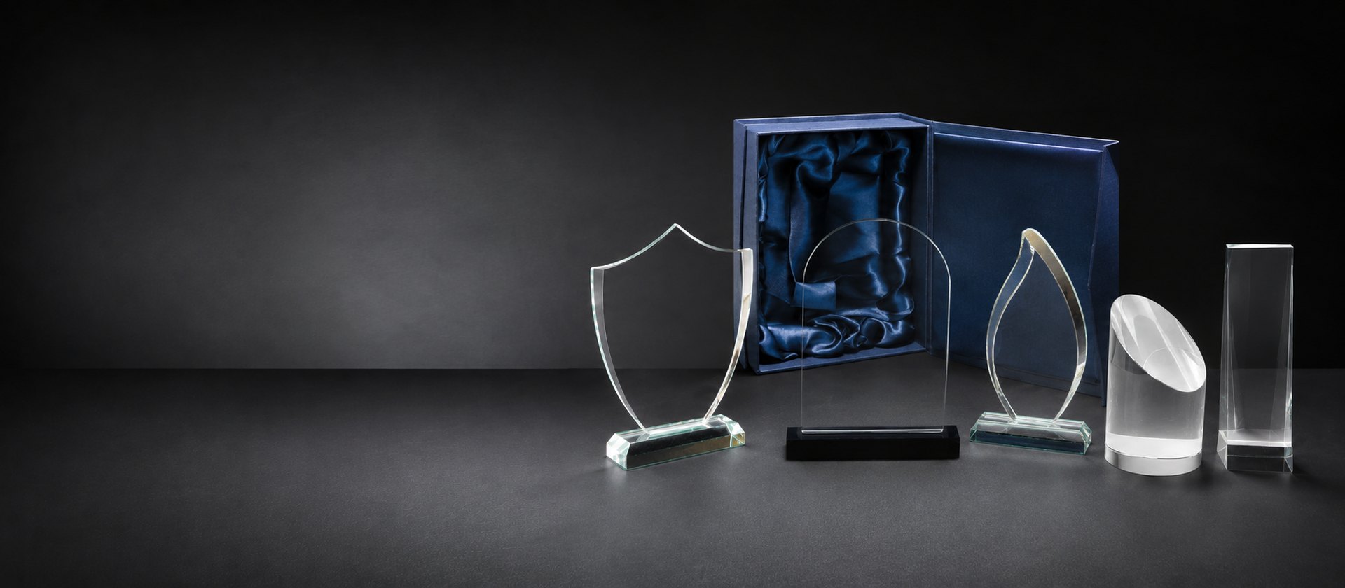 Galvanos y trofeos de cristal con estuche de presentación azul